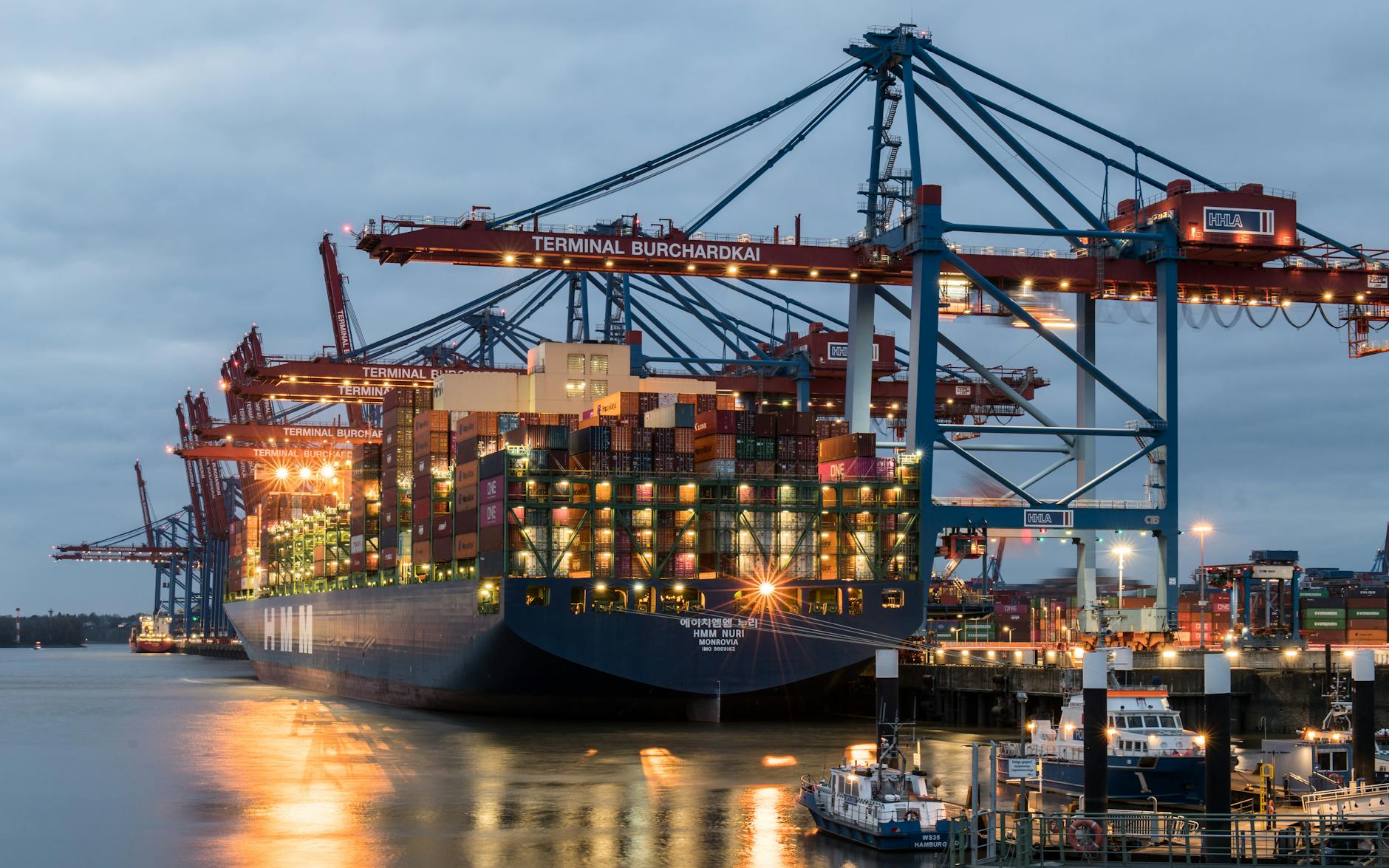Terminal portuaire avec porte-conteneurs